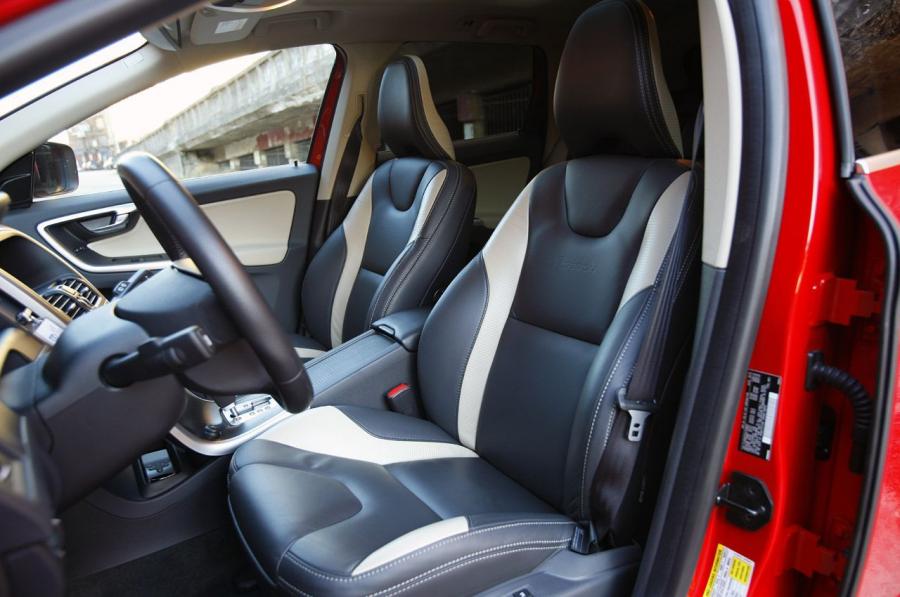  Volvo XC60 R-Design 2011 года  (фото 21 из 32)